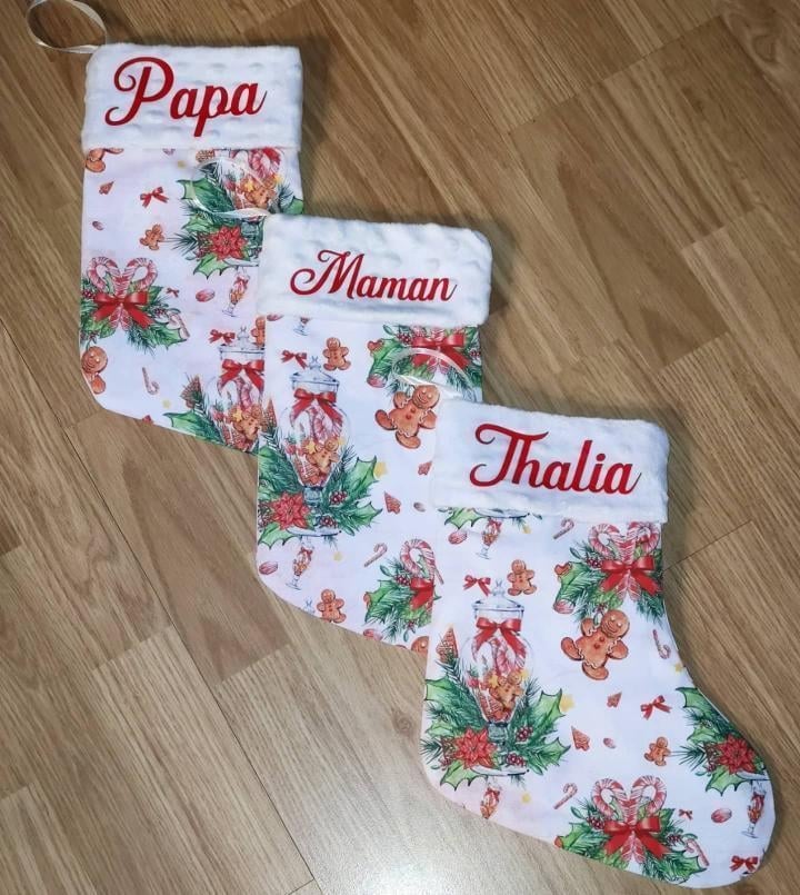 Une création qui sent bon Noël ! Des magnifiques chaussons de noël à suspendre par Happy kuchly Family avec le tissu Pain d'épices.