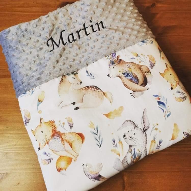 Une jolie couverture molletonnée pour le petit Martin par Creamande avec le tissu animaux indiens.